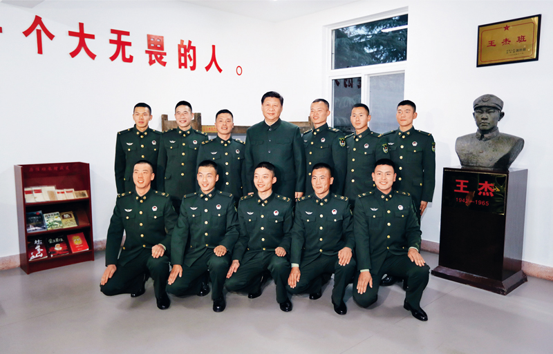 2017年12月13日，中共中央總書記、國(guó)家主席、中央軍委主席習(xí)近平到第71集團(tuán)軍視察。這是習(xí)近平同“王杰班”戰(zhàn)士合影。 新華社記者 李剛/攝