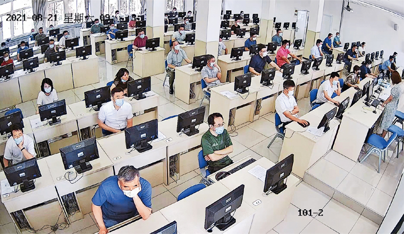  　　天津市堅持新提任處級黨政領導職務政治理論水平任職資格考試制度，通過“以考促學”、“凡提必考”，引導年輕干部自覺學懂弄通做實習近平新時代中國特色社會主義思想。圖為天津市新提任處級黨政領導職務政治理論水平任職資格考試現(xiàn)場。 天津市委組織部供圖